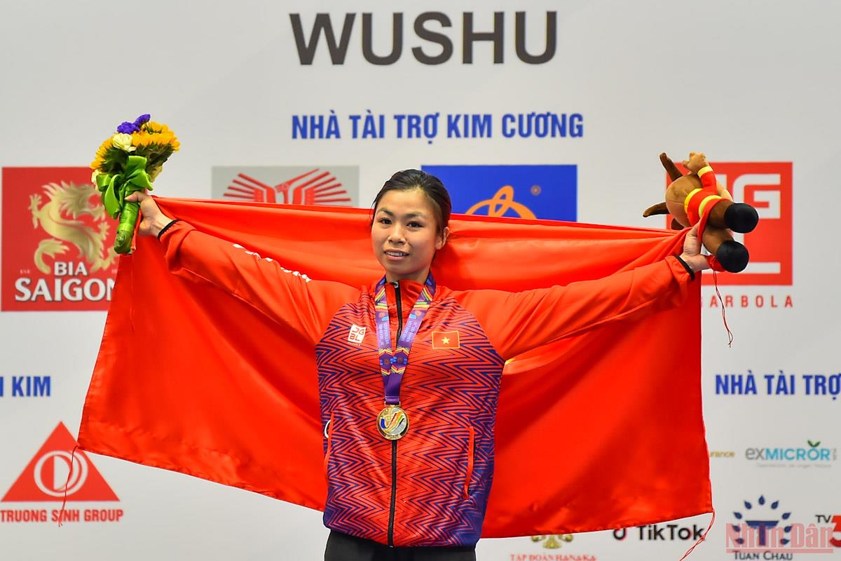 Wushu: Hoàng Thị Phương Giang giành Huy chương Vàng nội dung trường quyền nữ.  