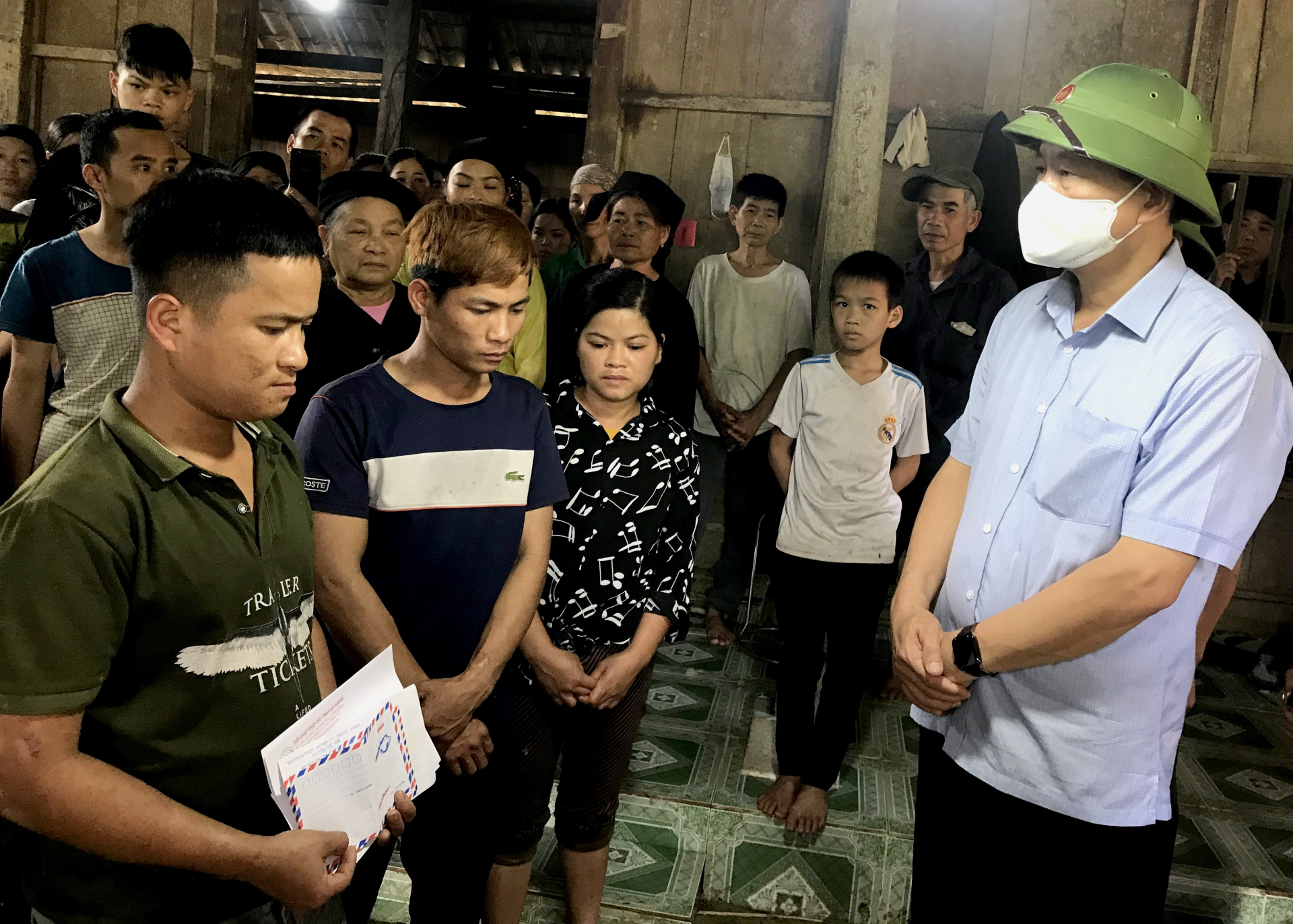 Chủ tịch UBND tỉnh Nguyễn Văn Sơn thăm hỏi, động viên, chia buồn, trao tiền hỗ trợ thân nhân gia đình có nạn nhân bị lật thuyền.