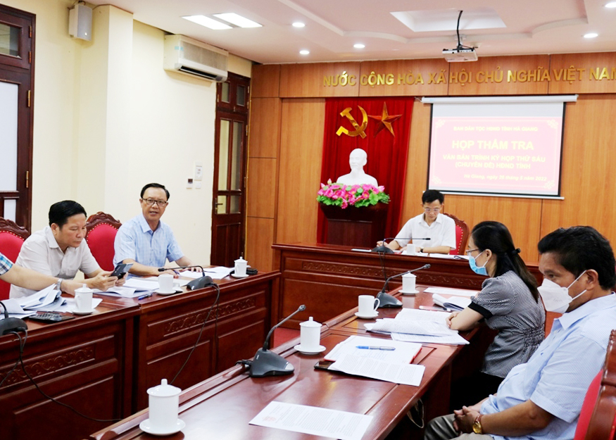 Các đại biểu họp thẩm tra các văn bản trình kỳ họp thứ sáu HĐND tỉnh.