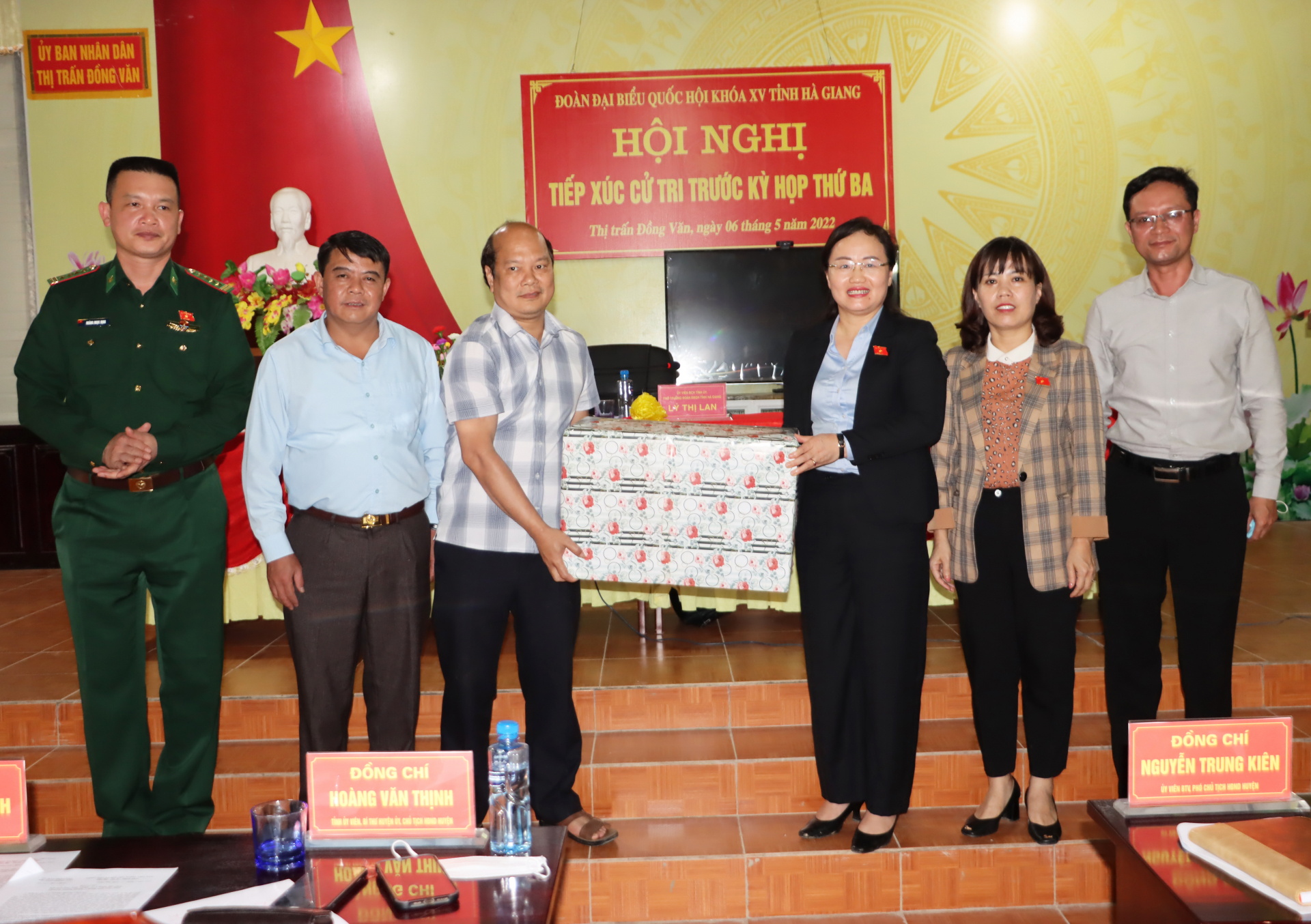 Đoàn Đại biểu Quốc hội tặng quà huyện Đồng Văn.