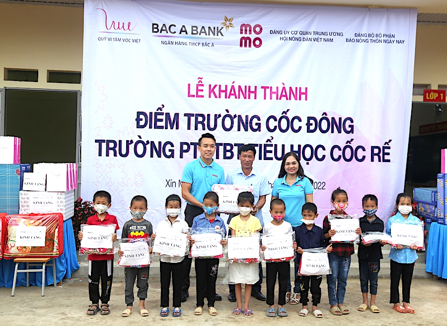 Đại diện Báo Nông thôn ngày nay/Điện tử Dân Việt tặng quà cho các em học sinh.