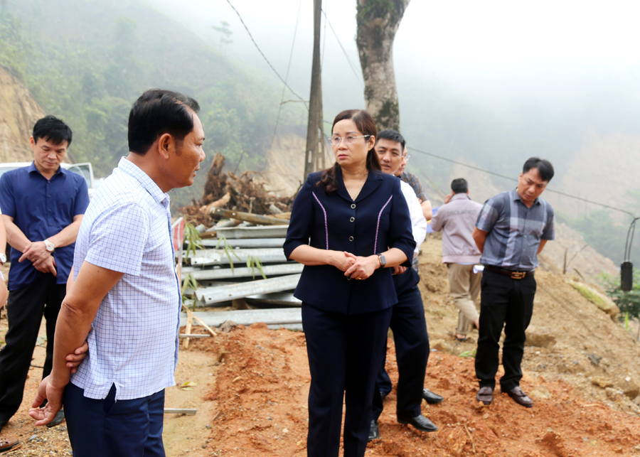 Phó Chủ tịch UBND tỉnh Hà Thị Minh Hạnh kiểm tra thực tế bãi đổ thải ở xã Tân Lập (Bắc Quang).