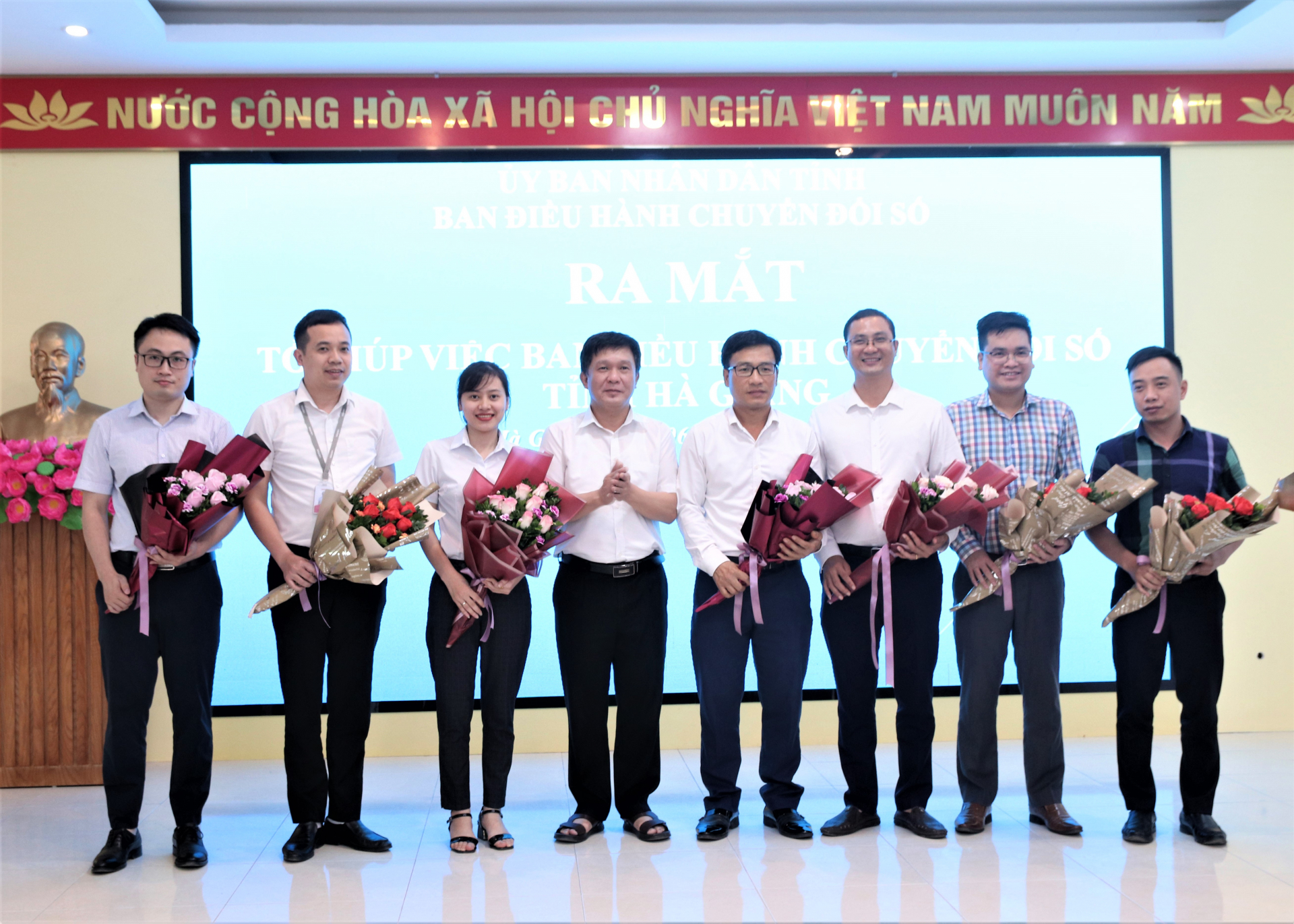 Đồng chí Đỗ Thái Hòa, Giám đốc Sở TT&TT – Phó Trưởng Ban điều hành Chuyển đổi số tỉnh tặng hoa chúc mừng Tổ giúp việc Ban điều hành chuyển đổi số.