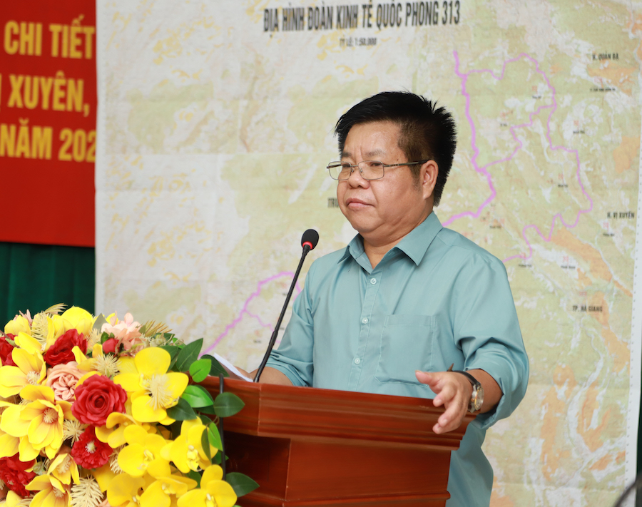 Chủ tịch UBND huyện Hoàng Su Phì Thèn Ngọc Minh thảo luận tại hội nghị