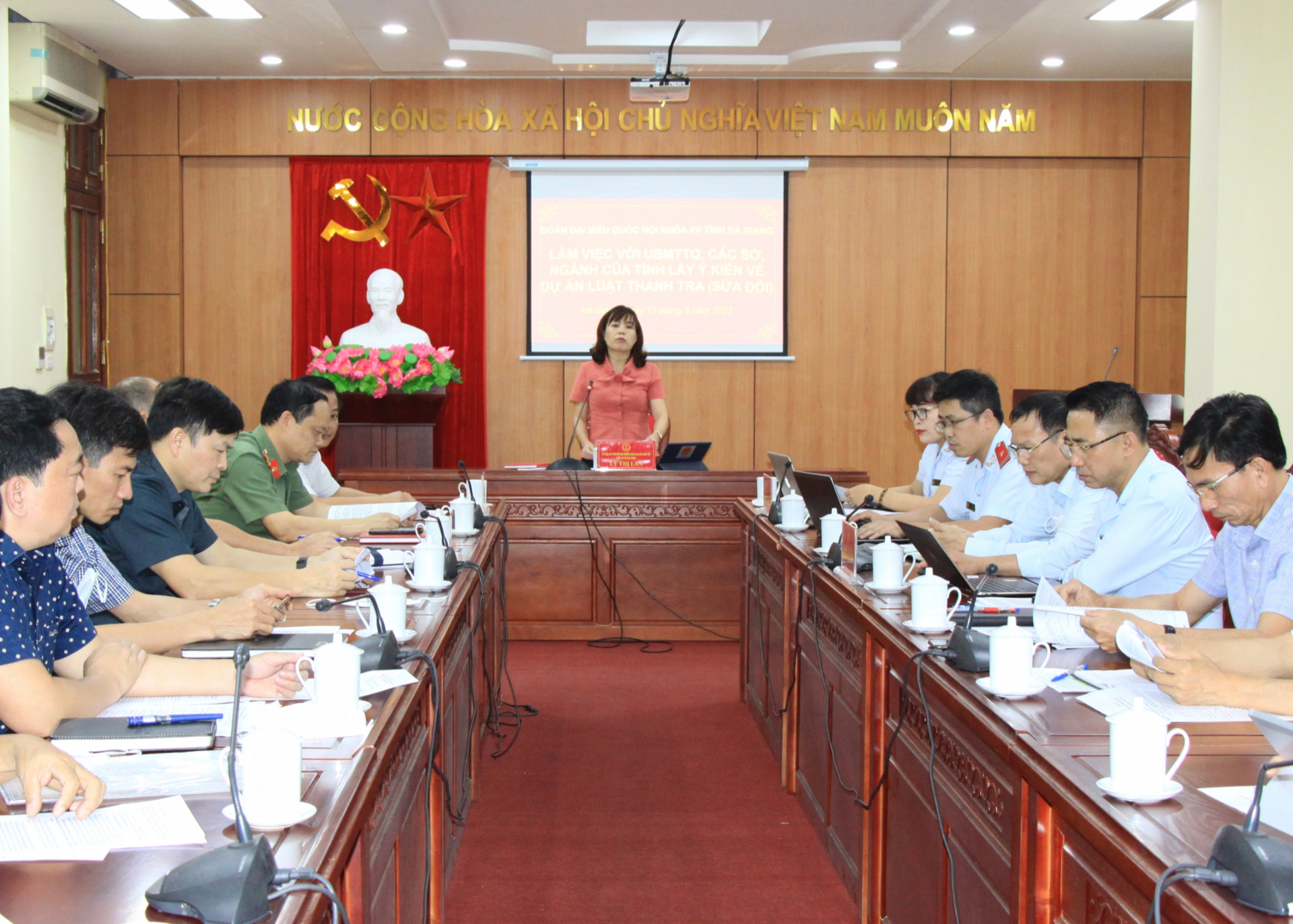 Đồng chí Lý Thị Lan, Phó Trưởng đoàn ĐBQH chuyên trách khóa XV tỉnh Hà Giang phát biểu tại buổi làm việc
