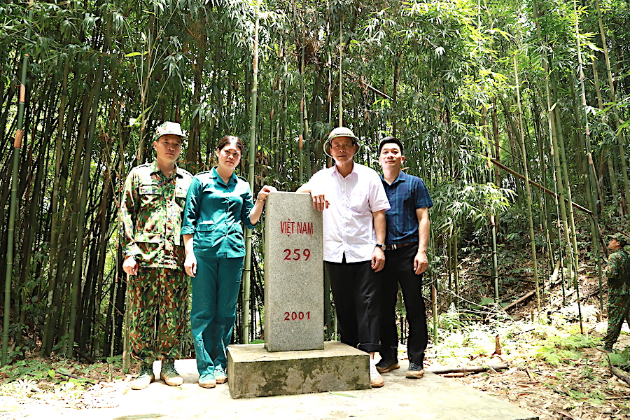 Chủ tịch UBND tỉnh Nguyễn Văn Sơn kiểm tra khu vực mốc 259 có cảnh quan đẹp, phù hợp là một trong những điểm dừng chân trong hành trình du lịch về nguồn chiến trường xưa