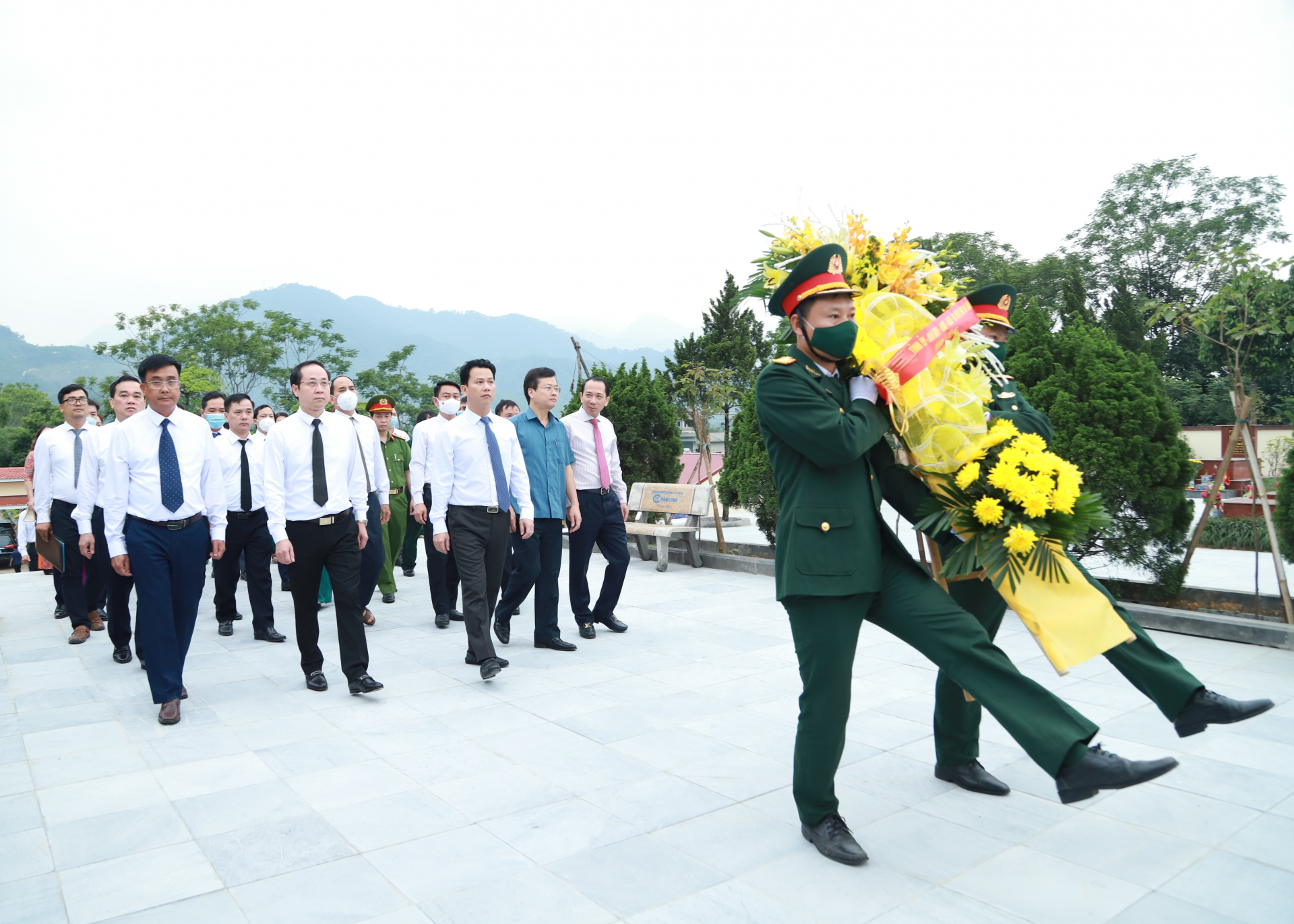 Đoàn dâng lãng hoa tại Nghĩa trang Liệt sĩ huyện Bắc Quang