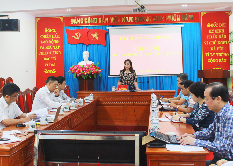 Đồng chí Đặng Ái Xoan, Phó Trưởng ban Tuyên giáo Tỉnh ủy phát biểu về định hướng tuyên truyền tháng 6.