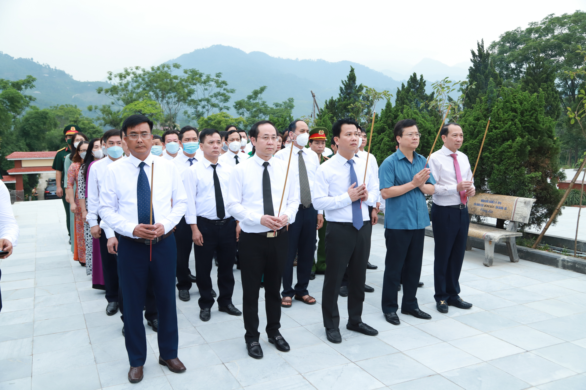 Bí thư Tỉnh ủy Đặng Quốc Khánh cùng các đồng chí lãnh đạo tỉnh và huyện Bắc Quang dâng hương tại Đài tưởng niệm trong khuôn viên nghĩa trang liệt sĩ