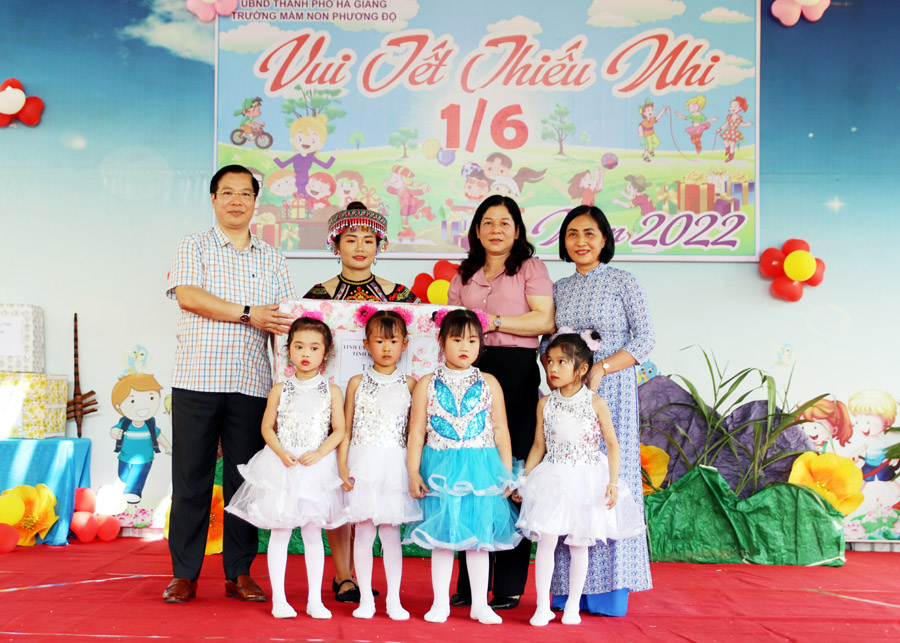 Phó Chủ tịch Thường trực HĐND tỉnh Chúng Thị Chiên tặng quà Tết Thiếu nhi cho các cháu trường Mầm non xã Phương Độ.