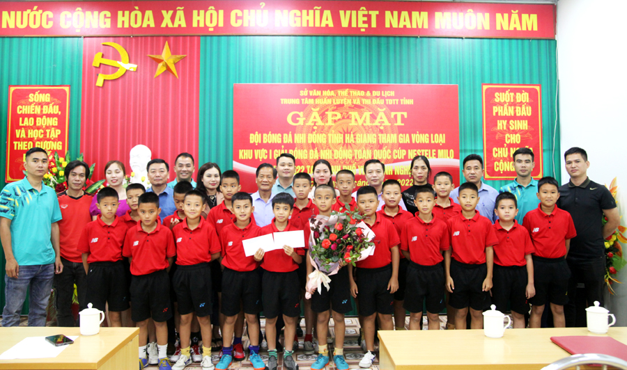 Lãnh đạo Sở Văn hóa – TT&DL tặng quà, chụp ảnh lưu niệm với Đội tuyển bóng đá Nhi đồng tỉnh.