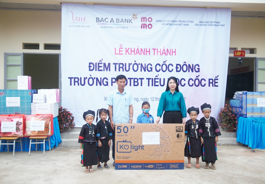 Lãnh đạo huyện Xín Mần tặng tivi và quà cho nhà trường và học sinh.
