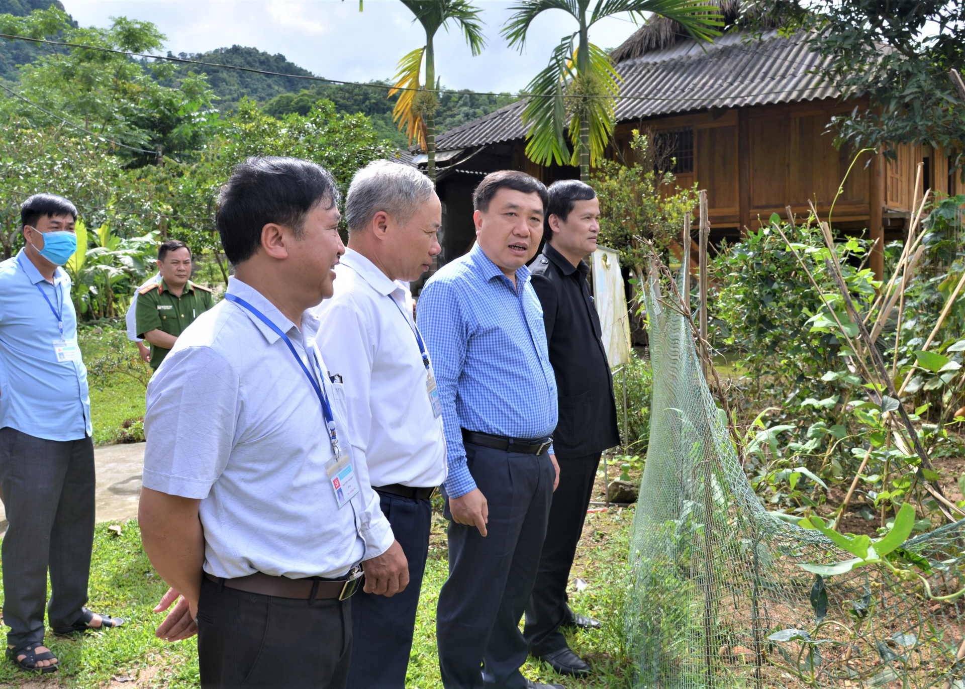 Phó Bí thư Tỉnh ủy Nguyễn Mạnh Dũng kiểm tra mô hình cải tạo vườn tạp tại thôn Nà Chõ, xã Tân Nam.