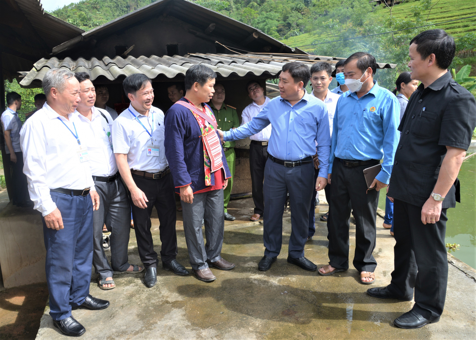 Phó Bí thư Tỉnh ủy Nguyễn Mạnh Dũng trao đổi với Bí thư các chi bộ thôn, bản của xã Tân Nam.