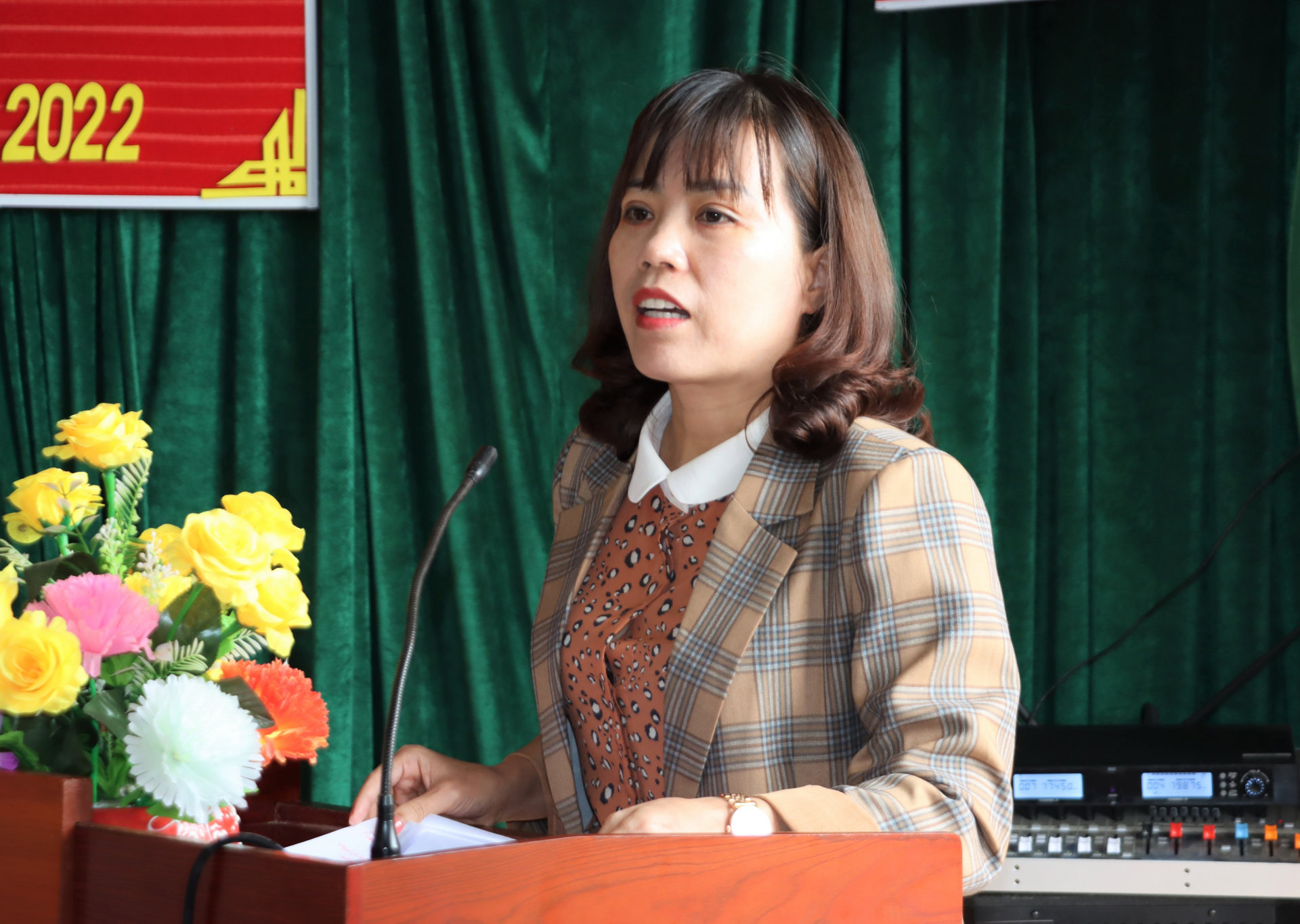 Phó Trưởng đoàn Đại biểu Quốc hội chuyên trách Lý Thị Lan phát biểu với cử tri xã Xín Cái (Mèo Vạc).