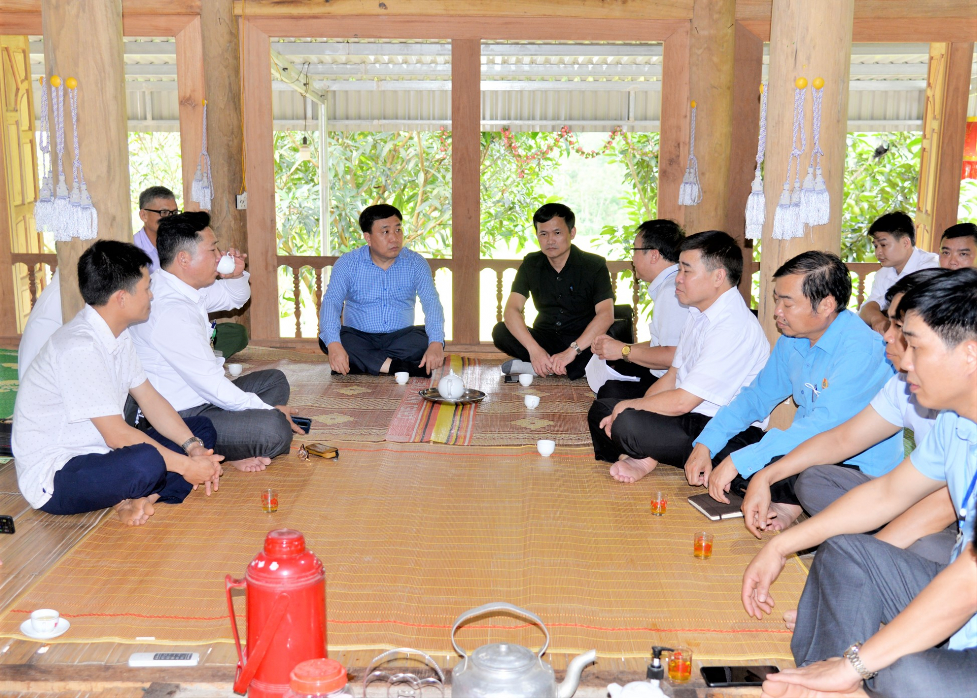 Phó Bí thư Tỉnh ủy Nguyễn Mạnh Dũng trao đổi với Đảng ủy và các bí thư chi bộ của xã Tân Nam