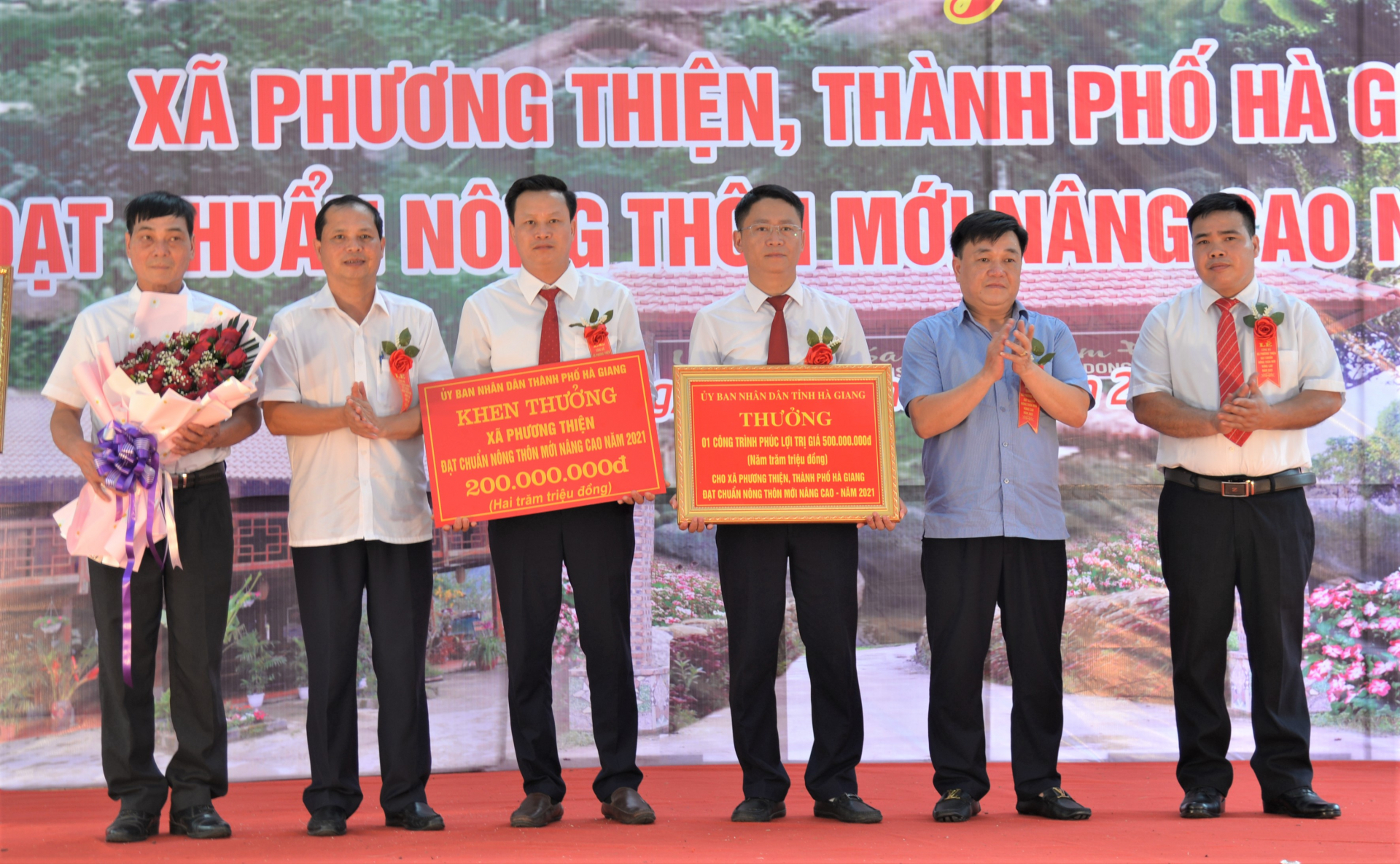 Lãnh đạo thành phố Hà Giang trao phần thưởng của UBND tỉnh và UBND thành phố cho xã Phương Thiện