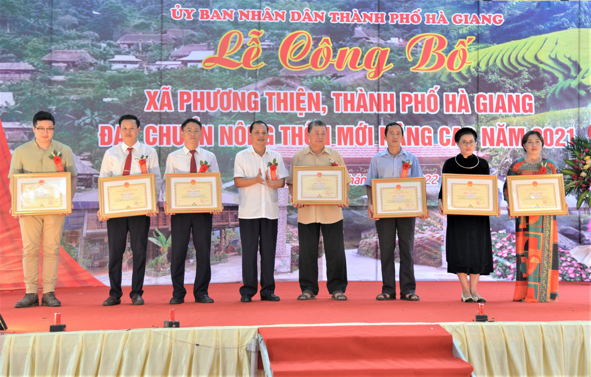Chủ tịch UBND thành phố Hà Giang trao bằng khen của Chủ tịch UBND tỉnh cho các cá nhân có thành tích xuất sắc 