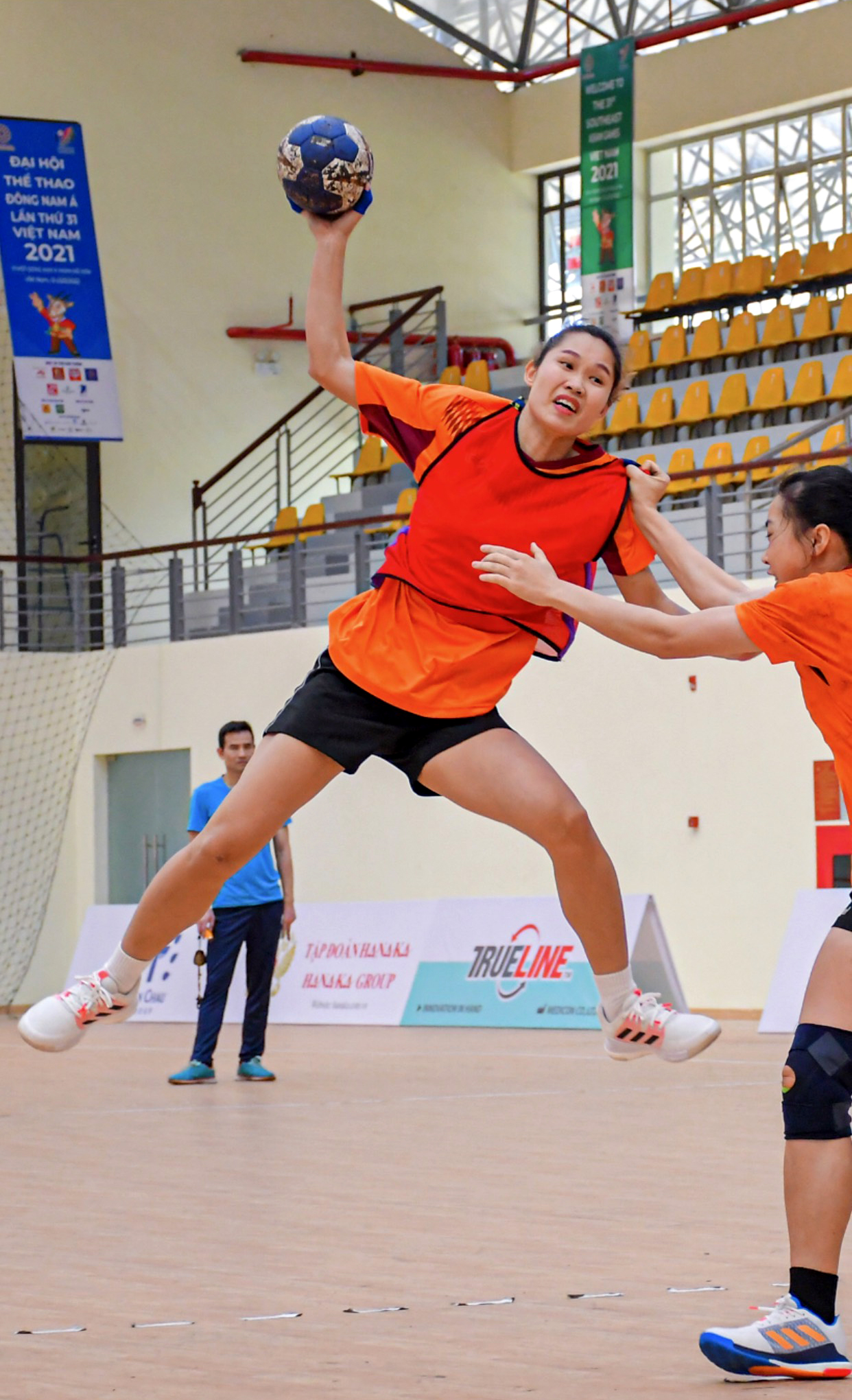 Vận động viên Hoàng Thị Giang tập luyện cùng Đội tuyển Quốc gia chuẩn bị thi đấu tại SEA Games 31. (Ảnh: CTV)