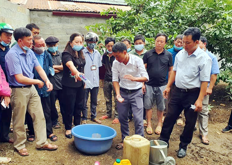 Cán bộ khoa học tập huấn chuyển giao công nghệ sinh học cho nông dân tại huyện Mèo Vạc