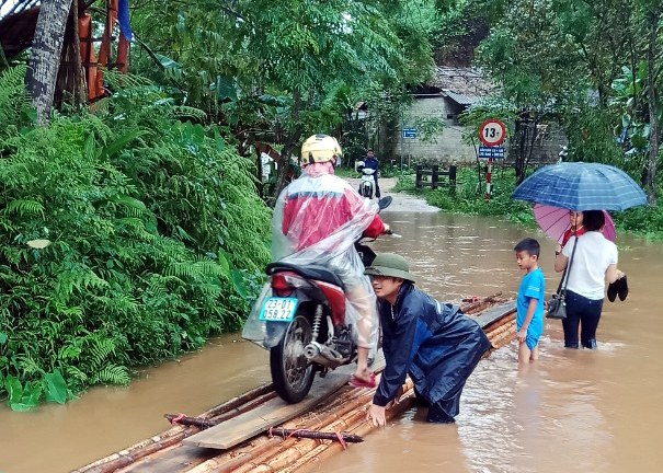 Ngập lụt khiến người dân huyện Bắc Quang di chuyển khó khăn (Ảnh: CTV)