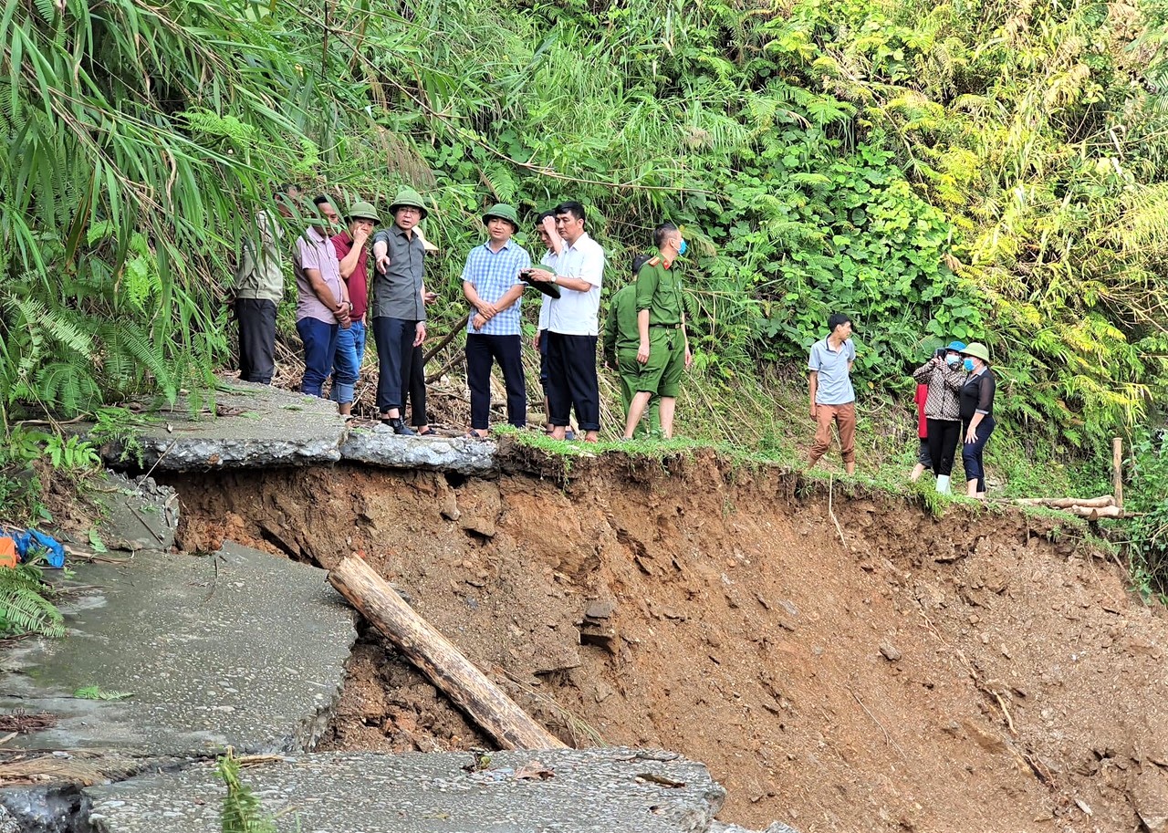 Lãnh đạo huyện Bắc Quang kiểm tra sạt lở do mưa lũ trên địa bàn (Ảnh: CTV)