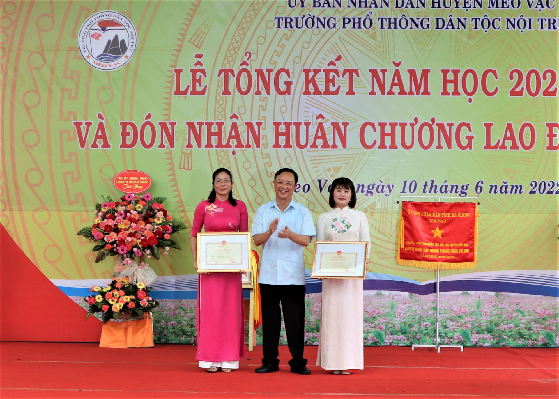 Đồng chí Thào Hồng Sơn, Phó Bí thư Thường trực Tỉnh ủy, Chủ tịch HĐND tỉnh trao Bằng khen của Bộ GD&ĐT cho các cá nhân, tập thể nhà trường có thành tích xuất sắc.
