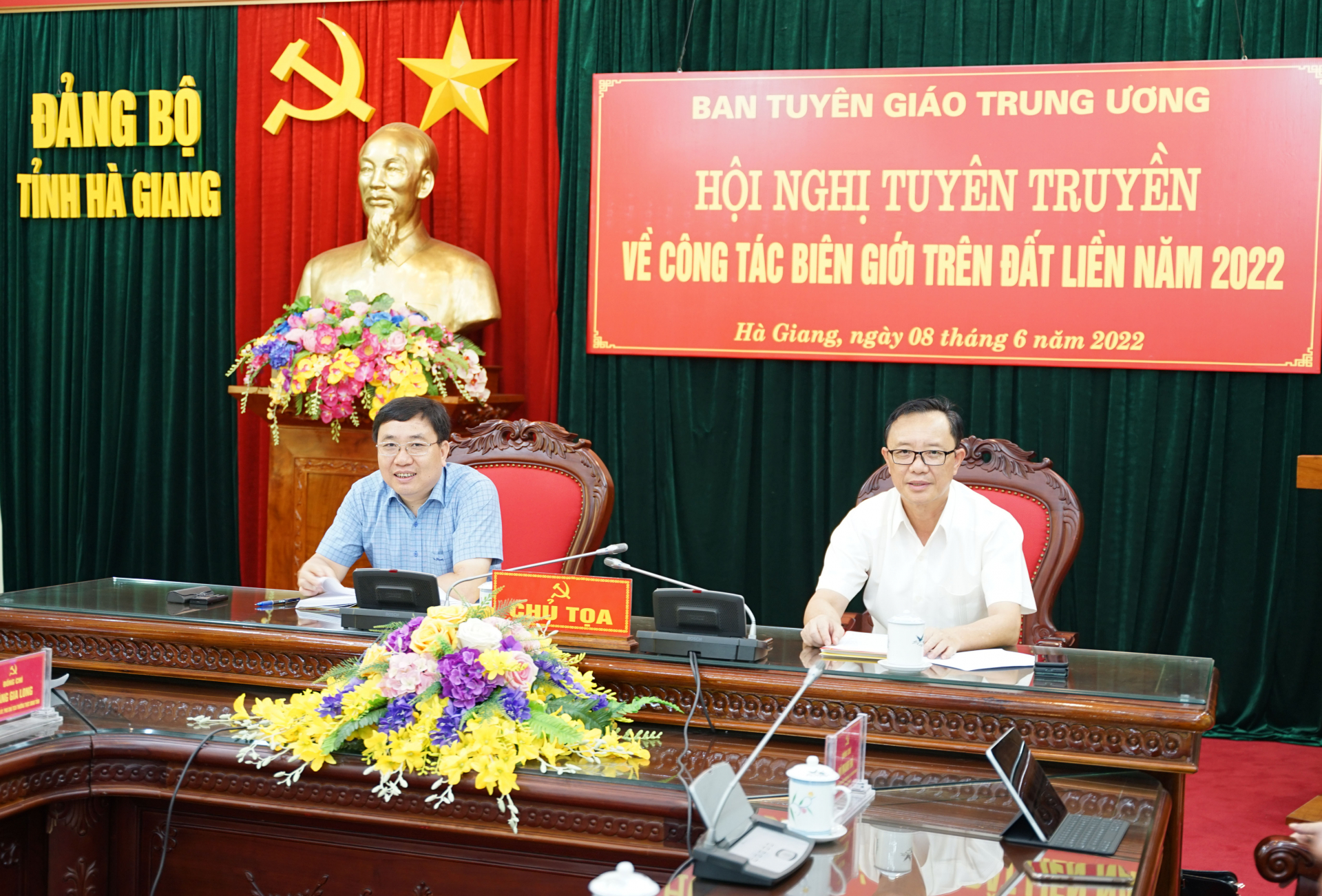 Các đồng chí lãnh đạo tỉnh chủ trì hội nghị tại điểm cầu tỉnh Hà Giang.
