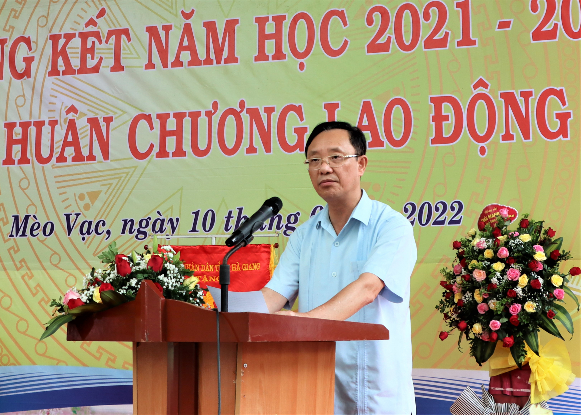 Đồng chí Thào Hồng Sơn, Phó Bí thư Thường trực Tỉnh ủy, Chủ tịch HĐND tỉnh biểu dương và khen ngợi những thành tích đạt được của nhà trường. 