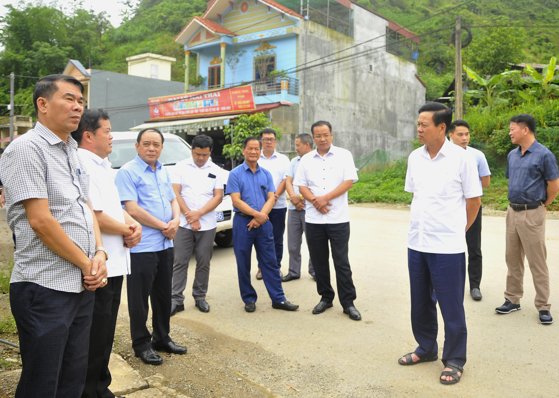 Chủ tịch UBND tỉnh Nguyễn Văn Sơn kiểm tra tiến độ tuyến đường Mậu Duệ (Yên Minh) đi Mèo Vạc, đoạn đầu tuyến thuộc khu vực xã Mậu Duệ.