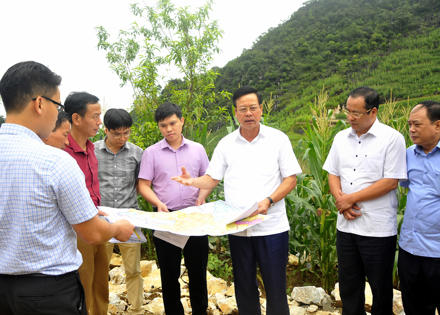 Chủ tịch UBND tỉnh Nguyễn Văn Sơn kiểm tra bản thiết kế tuyến đường Mậu Duệ - Mèo Vạc.