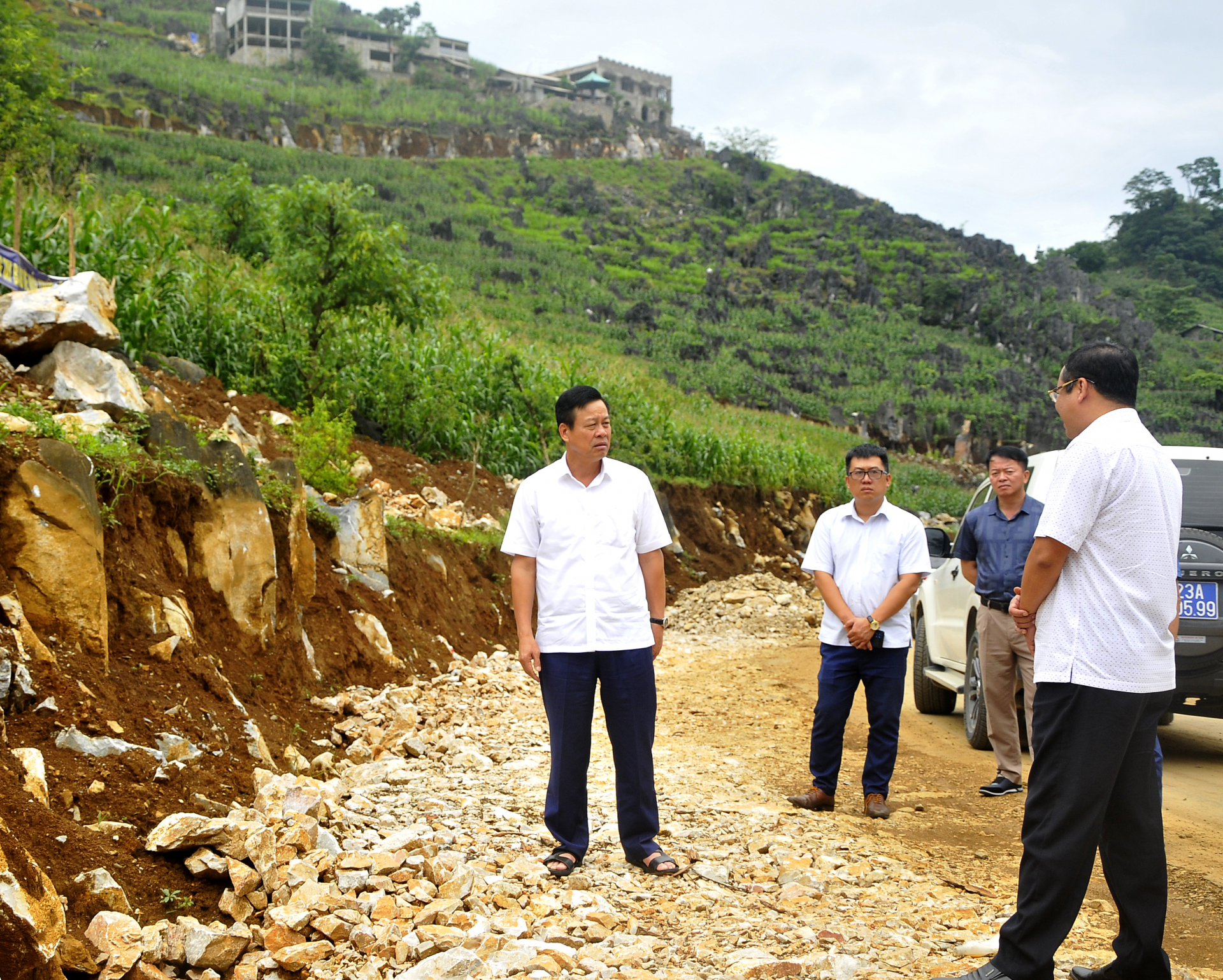 Chủ tịch UBND tỉnh Nguyễn Văn Sơn kiểm tra tiến độ thi công tuyến đường tại khu vực cua chữ M.