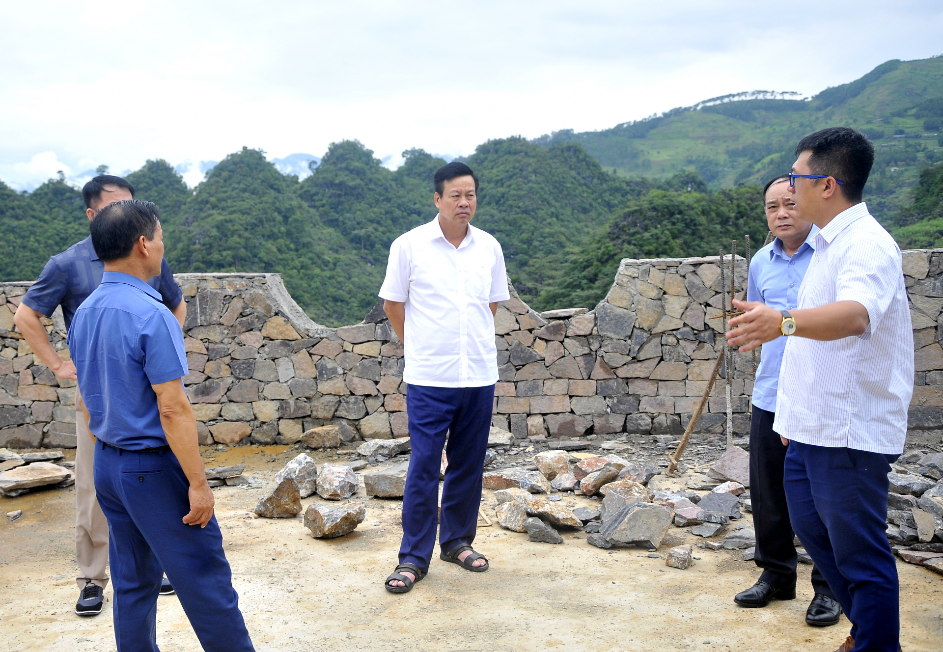 Chủ tịch UBND tỉnh Nguyễn Văn Sơn kiểm tra việc xây dựng công trình điểm ngắm cảnh tại khu vực cua chữ M.