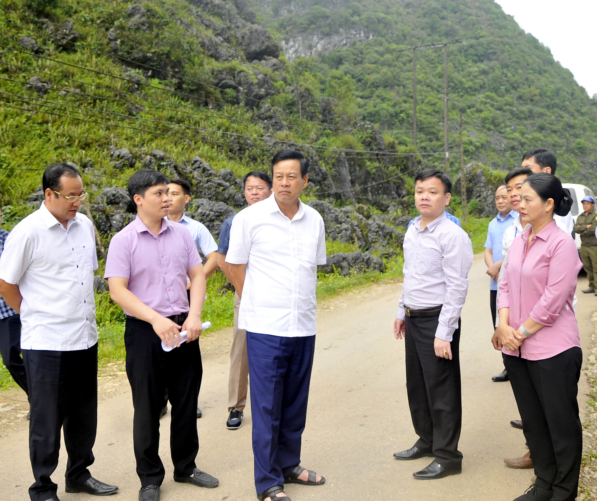 Chủ tịch UBND tỉnh Nguyễn Văn Sơn kiểm tra công tác giải phóng mặt bằng để thi công tuyến đường thuộc khu vực xã Sủng Máng (Mèo Vạc).