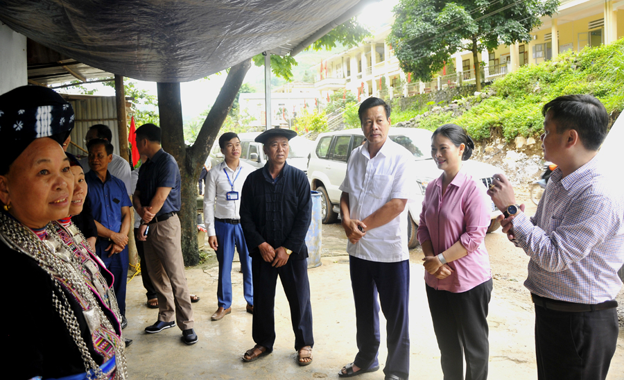 Chủ tịch UBND tỉnh Nguyễn Văn Sơn thăm HTX dệt may xã Sủng Máng.