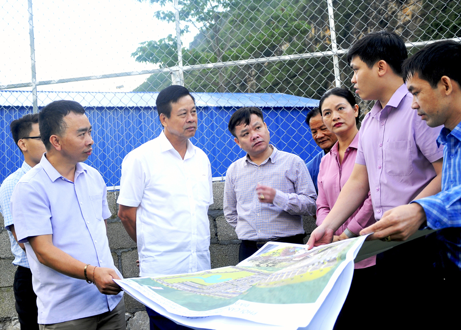 Chủ tịch UBND tỉnh Nguyễn Văn Sơn kiểm tra bản đồ quy hoạch dự kiến xây dựng khu đô thị mới trên địa bàn thị trấn Mèo Vạc.