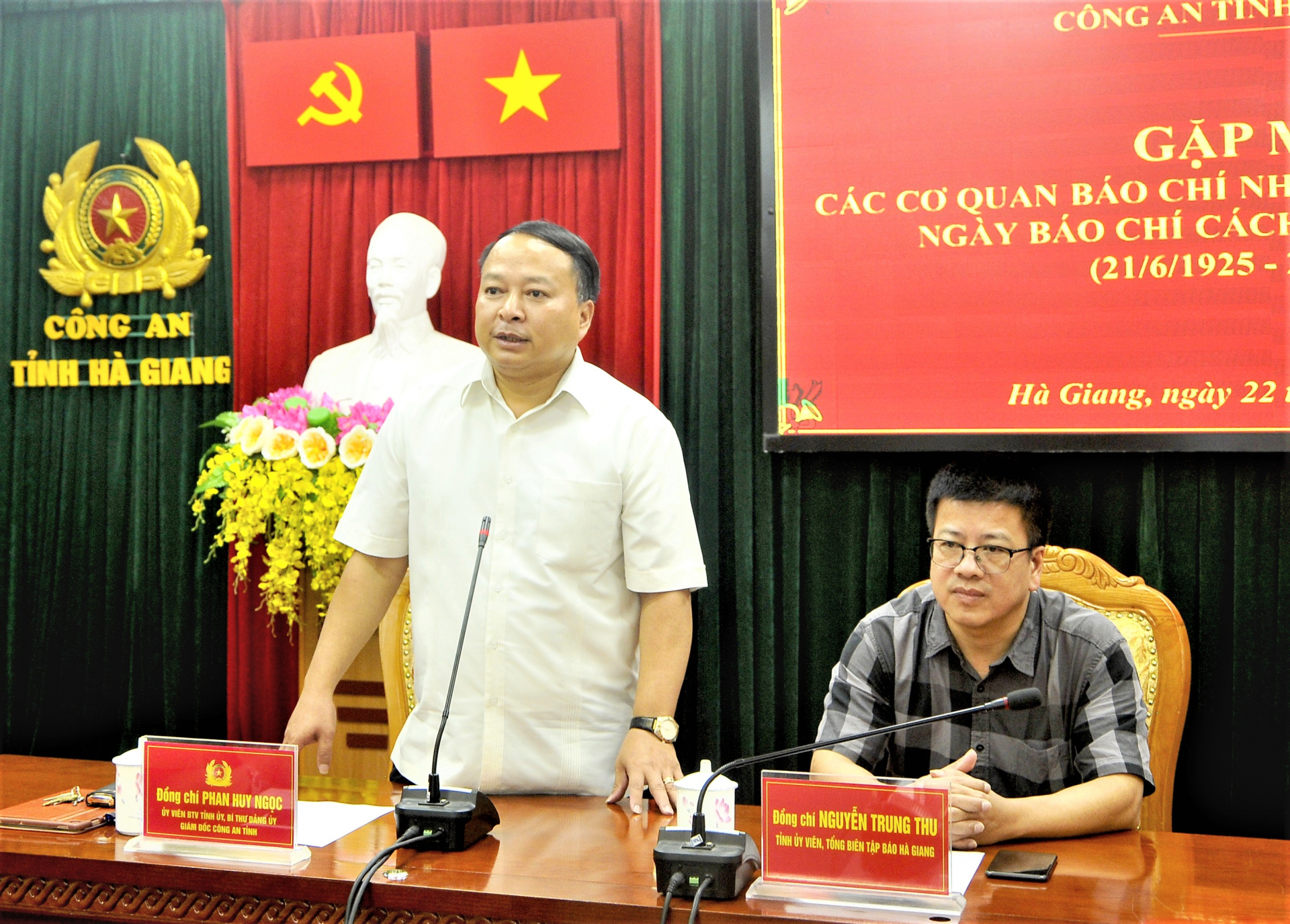 Đại tá Phan Huy Ngọc, Giám đốc Công an tỉnh phát biểu chúc mừng những người làm báo.