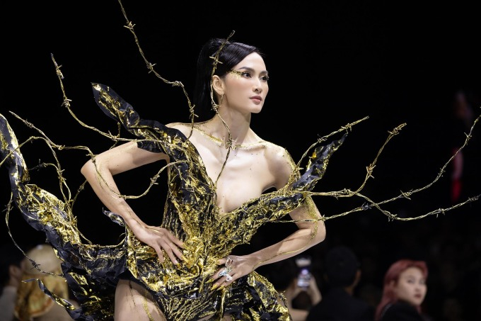 Anh Thư trình diễn bộ váy làm từ nhựa tái chế của Hoàng Minh Hà, khép lại tuần lễ thời trang.