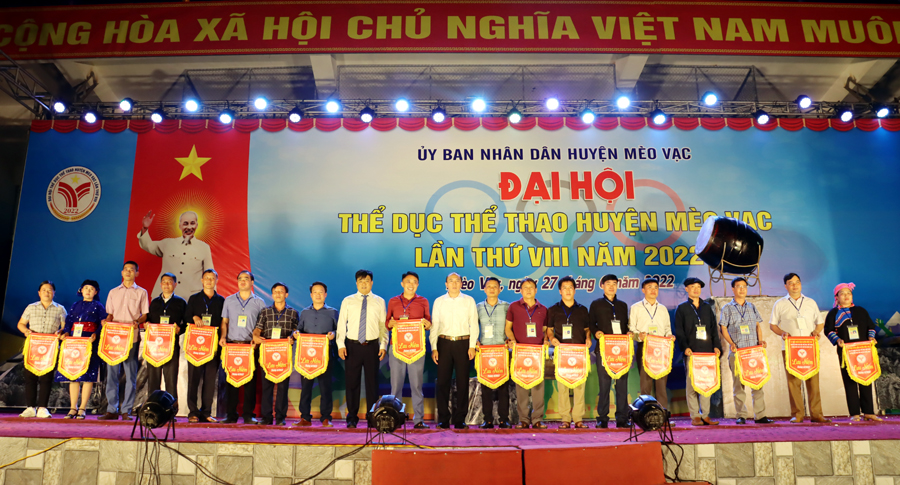 Ban tổ chức trao cờ lưu niệm cho các đội tham gia Đại hội.