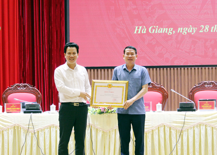 Bí thư Tỉnh ủy Đặng Quốc Khánh tặng Bằng khen cho Đảng bộ huyện Quản Bạ.