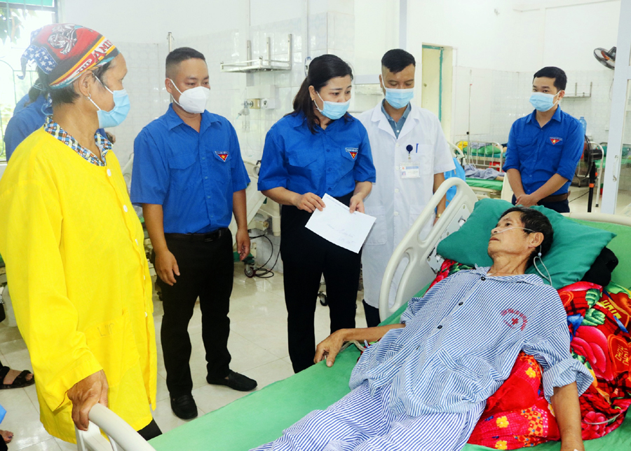 Tặng quà cho bệnh nhân có hoàn cảnh khó khăn đang điều trị tại Bệnh viện Phổi Hà Giang