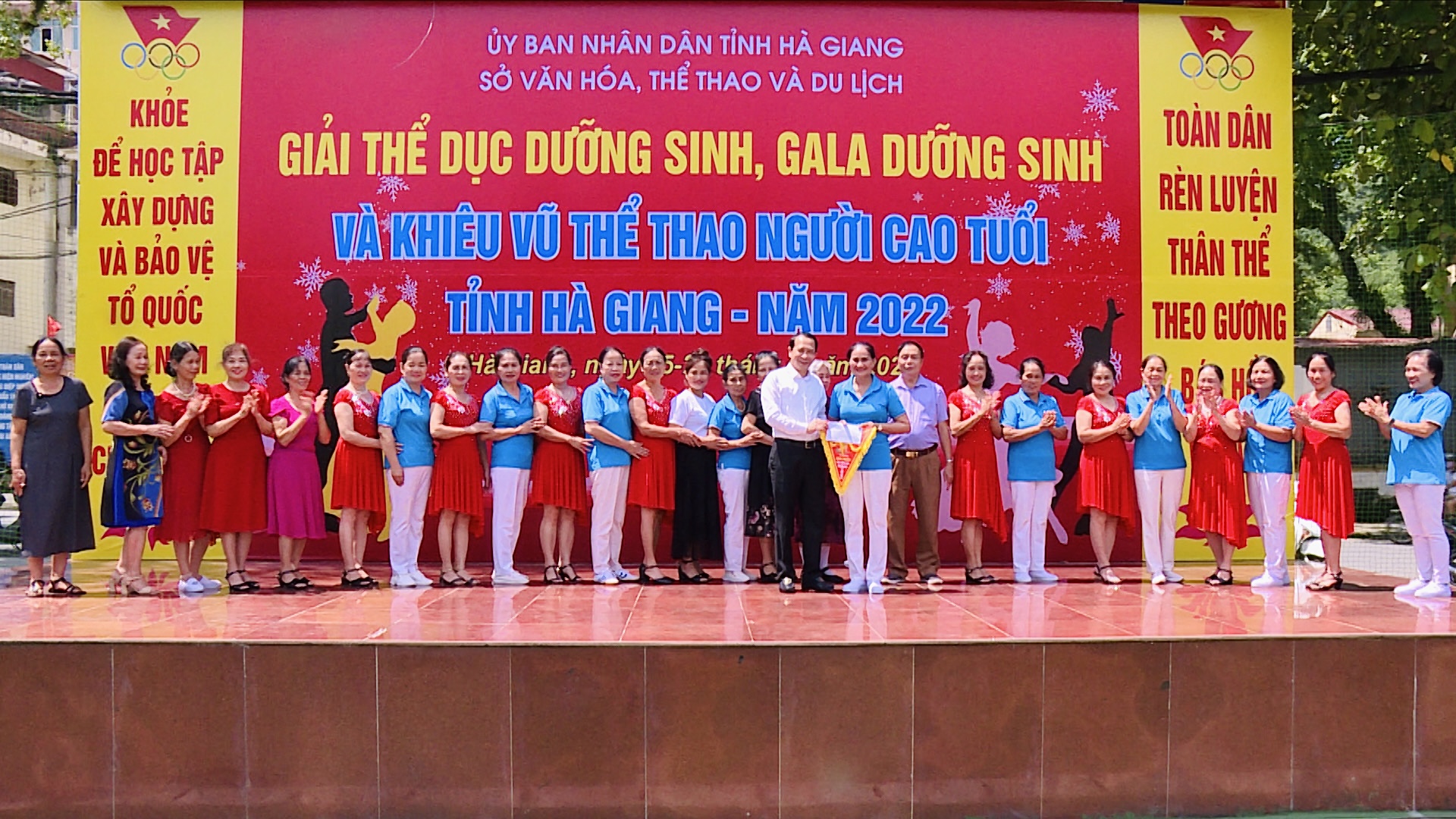 Đồng chí Trần Đức Quý, Tỉnh uỷ viên, Phó Chủ tịch UBND tỉnh trao giải Nhất nội dung gala dưỡng sinh cho đội huyện Vị Xuyên