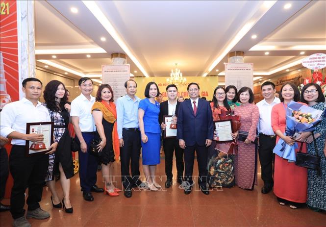 Thủ tướng Chính phủ Phạm Minh Chính chụp ảnh cùng lãnh đạo và các phóng viên Thông tấn xã Việt Nam đạt giải báo chí quốc gia.
