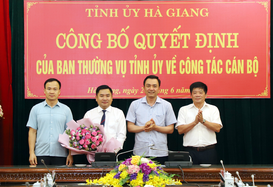 Lãnh đạo Văn phòng Tỉnh ủy tặng hoa chúc mừng đồng chí Nguyễn Tiến Duy, Phó Chánh Văn phòng Tỉnh ủy.