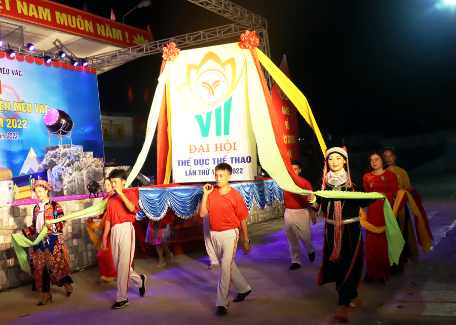 Rước biểu tượng Đại hội Thể dục thể thao huyện Mèo Vạc lần thứ VIII năm 2022.