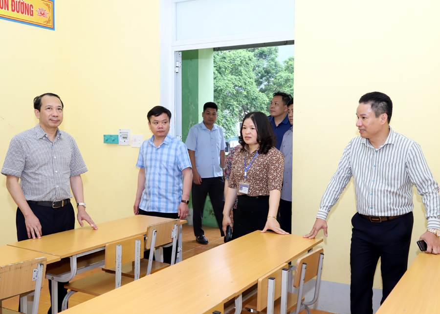 Phó Chủ tịch UBND tỉnh Trần Đức Quý kiểm tra cơ sở vật chất phục vụ kỳ thi tại huyện Mèo Vạc.