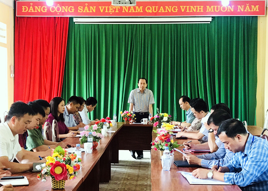 Đồng chí Trần Đức Quý phát biểu tại buổi làm việc tại huyện Đồng Văn