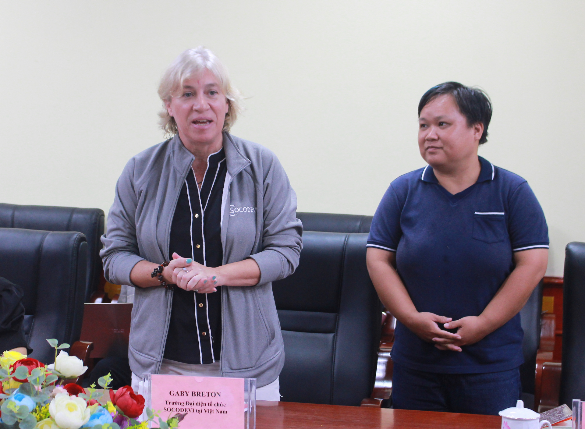 Bà Gaby Breton, Trưởng đại diện Tổ chức SOCODEVI tại Việt Nam đánh giá cao chất lượng, tiềm năng các sản phẩm nông nghiệp của tỉnh.