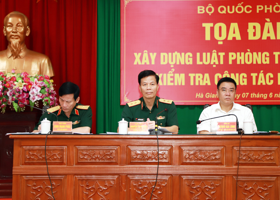 Trung tướng Nguyễn Trọng Bình, Thiếu tướng Đinh Mạnh Phác, Phó Chủ tịch Thường trực UBND tỉnh Hoàng Gia Long chủ trì tọa đàm