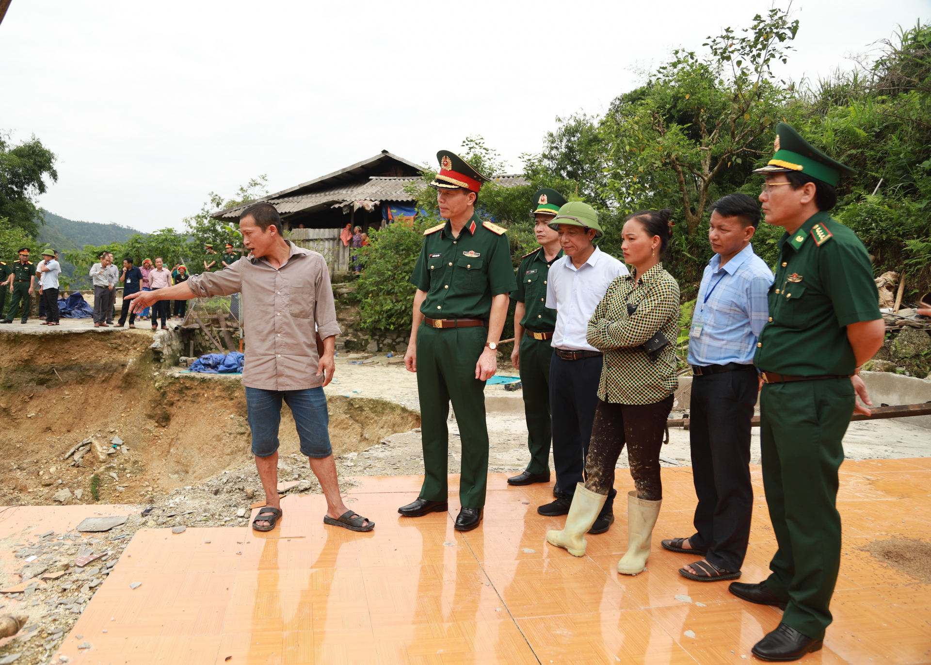 Trung tướng Nguyễn Trọng Bình thăm hỏi, động viên gia đình anh Đặng Văn Toàn, thôn Tham Vè, xã Cao Bồ bị sạt lở nhà